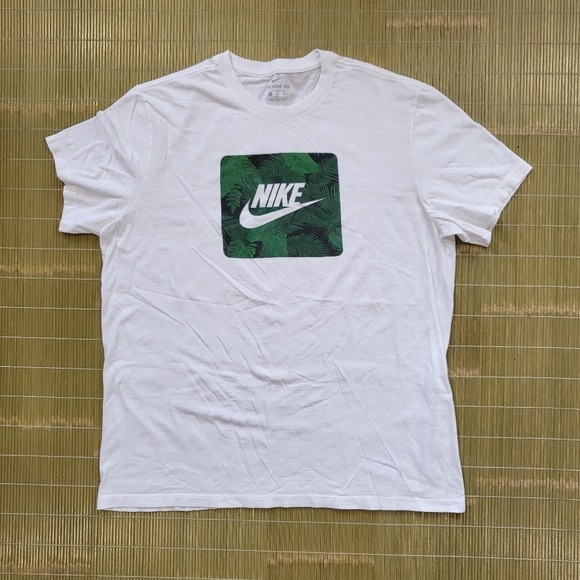 ♡ SOLD ON EBAY ♡ Nike Men's XL White Logo Green Leaves Short Sleeve Tee - Picture 2 of 11